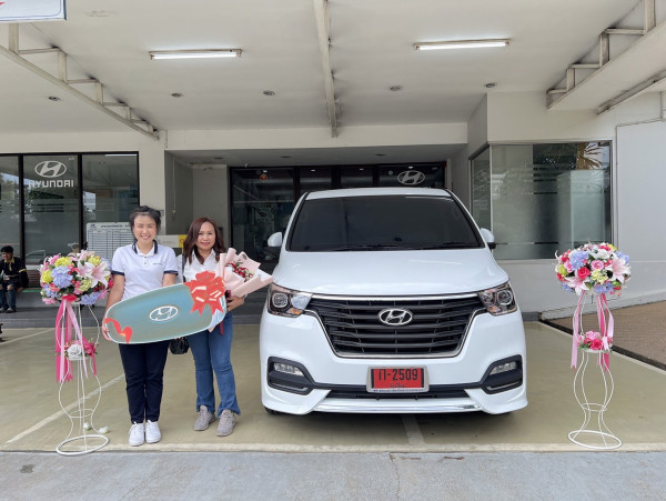 ส่งมอบรถใหม่ HyHyundai H-1 Elite FE สีขาว เป็นรถยนต์น่าใช้สำหรับครอบครัว