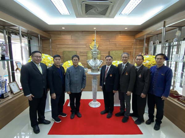 มทร.ล้านนา รับมอบ  พระบรมรูปหล่อ ร.9
