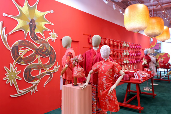ห้างเซ็นทรัล ในเครือเซ็นทรัล รีเทล ฉลองตรุษจีนมหามงคล  เปิดแคมเปญ “The Great Chinese New Year 2025”  เชิญลูกค้าสัมผัสปรากฎการณ์โอบความสุข รับความมั่งคั่ง ตลอดปี   ตั้งแต่วันนี้ – 6 ก.พ. 68
