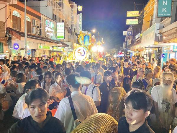 ยี่เป็งเชียงใหม่  โกยหมื่นล้าน!