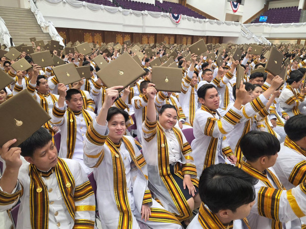 องคมนตรี มอบปริญญาบัตร แก่บัณฑิต ม.ราชมงคลล้านนา