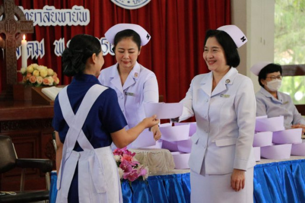 มอบหมวก พยาบาลแมคฯ พายัพจัดพิธี นมัสการพระเจ้า