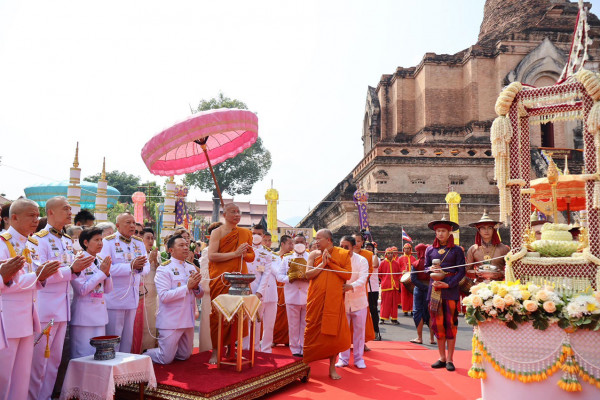 อัญเชิญยอดฉัตรทองคำ ประดิษฐาน บนหลังคาพระวิหารวัดเจดีย์หลวงฯ
