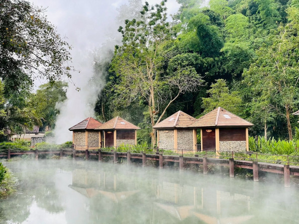 น้ำพุร้อนฝาง สวยฉ่ำ อวดโฉมเสน่ห์เชียงใหม่หน้าฝน