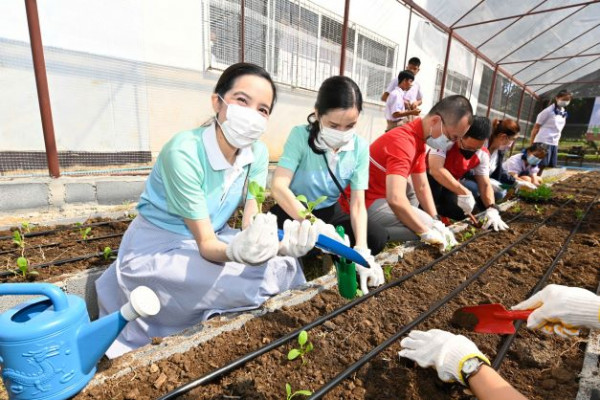 วารสารการเงินธนาคาร ผนึกพันธมิตรมอบโครงการศูนย์เรียนรู้คอมพิวเตอร์ ห้องสมุดชุมชนแก่ โรงเรียนวัดห้วยแก้ว จ.เชียงใหม่
