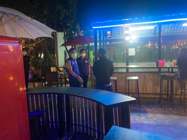สันกำแพง ยังไม่ปลดล็อค ตร.-ปกครอง จับร้านลักไก่! ปล่อยลูกค้านั่งดื่มเหล้า