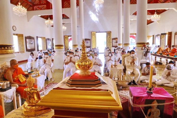 ฮือฮา..สาธุชนร่วมถวายคนโททองคำ หนัก 80 บาท คู่บารมีพระบรมธาตุเจดีย์วัดพระสิงห์