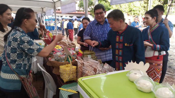 เมืองแพร่ สนองนโยบาย มท.1 เปิดงาน มหกรรมสินค้าเกษตรปลอดภัของดี จ.แพร่ ประจำปี 2566