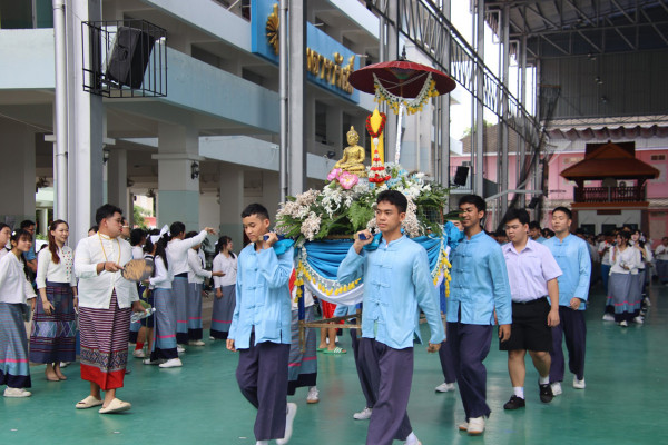 สืบสานประเพณี ถวายเทียน
