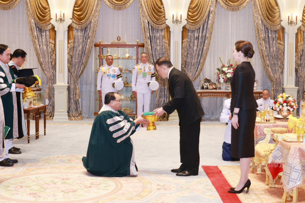 แม่โจ้ ถวายปริญญาดุษฎีบัณฑิตกิตติมศักดิ์  และผลิตภัณฑ์มงคลแด่ ในหลวง-พระราชินี