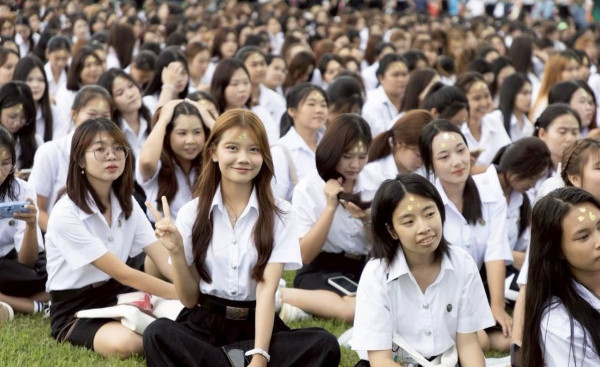 รับขวัญน้อง นศ.ใหม่ ม.แม่โจ้ กลัดเข็มผูกไท อินทนิลช่อที่ 90