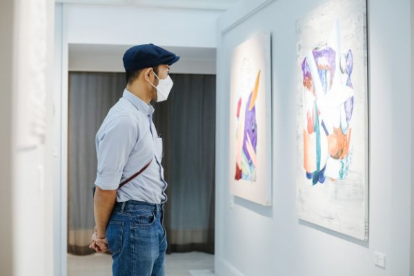 SPRING EXHIBITION ร่องรอย การจบไปแห่งอดีต การร่วงหล่นของใบไม้ที่ยังไว้ซึ่งหลักฐาน ส่งผ่านฤดูกาลเก่า กลิ่น หอมที่มากับลมหนาวแห่งวสันตฤดูสี สันอันหลากสีของฤดูใบไม้ผลิชีวิต ที่เข้าถึงโมงยามแห่งการเบ่งบานอีกครั้ง
