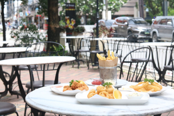 Le Terrace Snack Barโรงแรมเมอเวนพิค สุริวงศ์ เชียงใหม่ ร่วมปลุกกระแสไนท์บาซาร์ให้กลับมาคึกคัก เสริมทัพด้วยวงทรีโอ Good Days Band