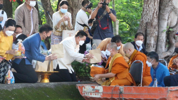 ฮือฮา! ล่องเรือ.. ตักบาตรในคลองแม่ข่า