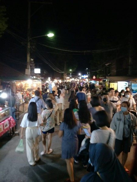 นักธุรกิจแม่ฮ่องสอน วิงวอนอยากให้รัฐช่วยกระตุ้นเศรษฐกิจในปี 65 ให้มากขึ้น โดยเฉพาะธุรกิจท่องเที่ยว 2 ปีที่ผ่านมาการท่องเที่ยวในแม่ฮ่องสอนทรุดตัวลงซบเซาหนัก บางแห่งประกาศขายกิจการไปแล้ว